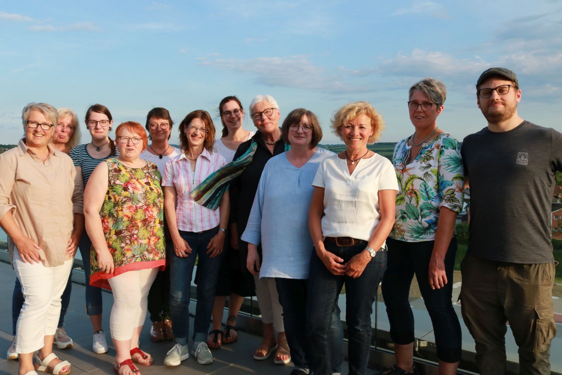 Mitarbeiter des ambulanten Hospizdienstes | © KHWE Ein Gruppenfoto mit 12 Mitarbeiter des ambulanten Hospizdienstes. | © KHWE