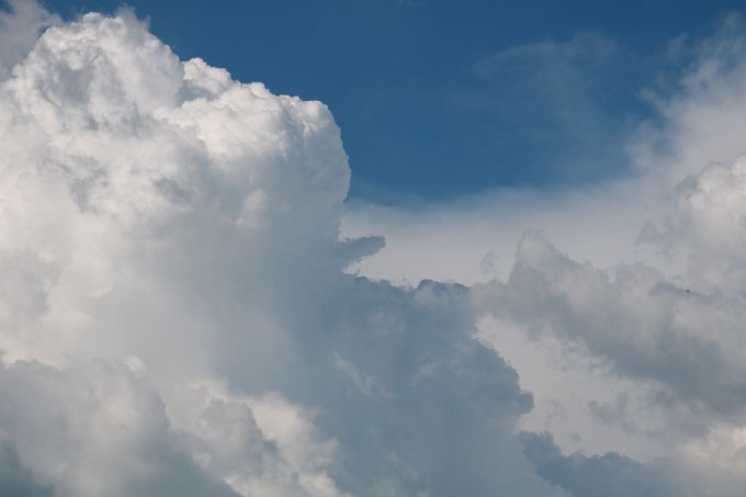 Blauer Himmel mit Wolken Ein blauer Himmel mit dichten Wolken.