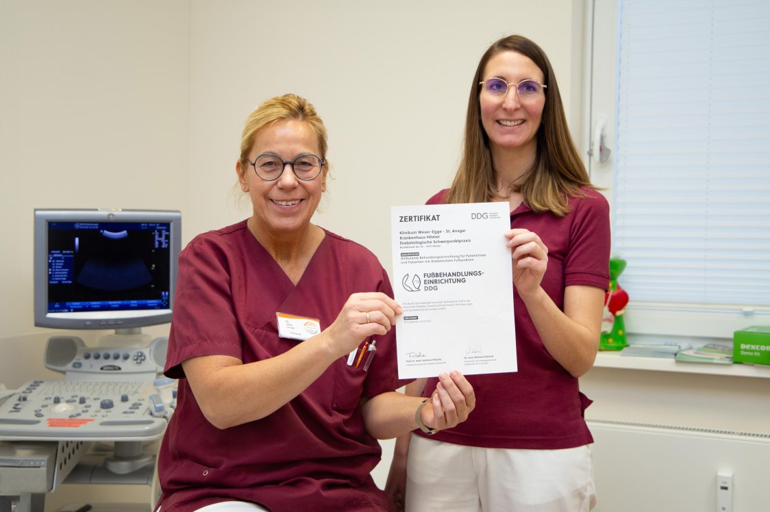 Fußbehandlungen im MVZ ausgezeichnet | © KHWE Die Praxis für Diabetologie im Medizinischen Versorgungszentrum (MVZ) der KHWE ist für seine hohe Qualität und Expertise in der Fußbehandlung von der Deutschen Diabetes Gesellschaft (DDG) ausgezeichnet worden. Dr. Jana Lucas, Fachärztin für Innere Medizin und Diabetologie und Wundexpertin Vanessa Sälzer halten das Zertifikat.. | © KHWE
